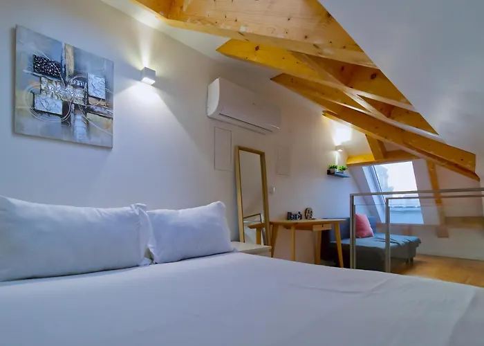 Апартаменти Downtown Retreat