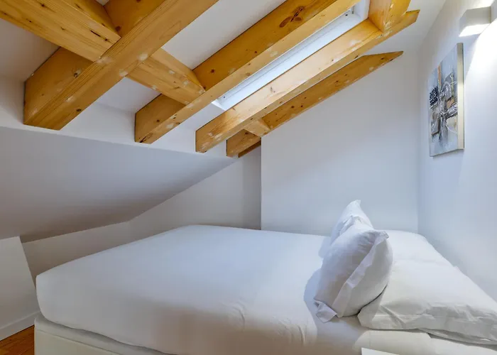 Апартаменти Downtown Retreat *